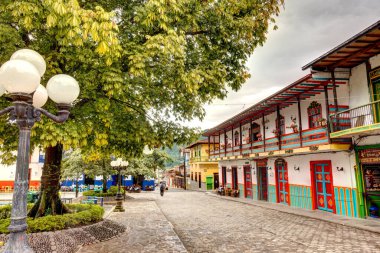 Jardin, Kolombiya - Nisan 2019: Kolombiya 'nın zengin mimari mirasını sergileyen Jardin, Kolombiya' daki renkli koloni evleri.