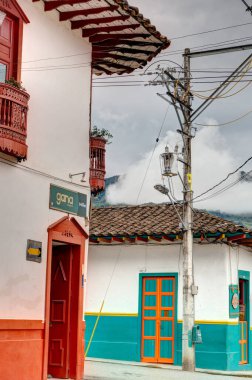 Jardin, Kolombiya - Nisan 2019: Kolombiya 'nın zengin mimari mirasını sergileyen Jardin, Kolombiya' daki renkli koloni evleri.