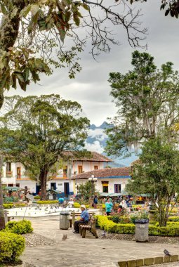 Jardin, Kolombiya - Nisan 2019: Kolombiya 'nın zengin mimari mirasını sergileyen Jardin, Kolombiya' daki renkli koloni evleri.