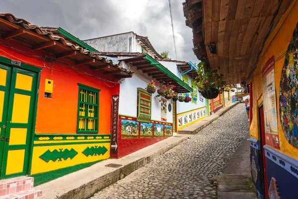 Guatape Colômbia Abril 2019 Casas Coloridas Tempo Nublado Imagem Hdr — Fotografia de Stock