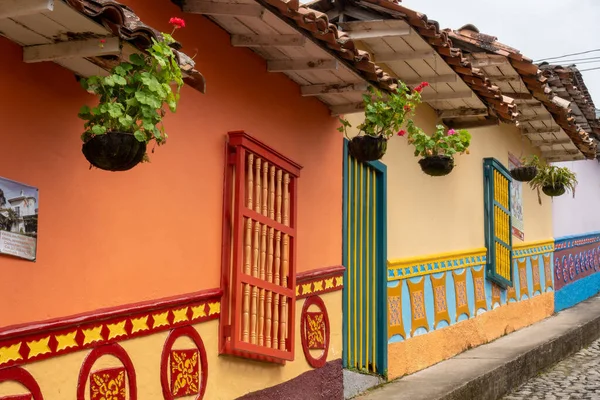 Guatape Colombia Abril 2019 Casas Coloridas Clima Nublado Imagen Hdr —  Fotos de Stock