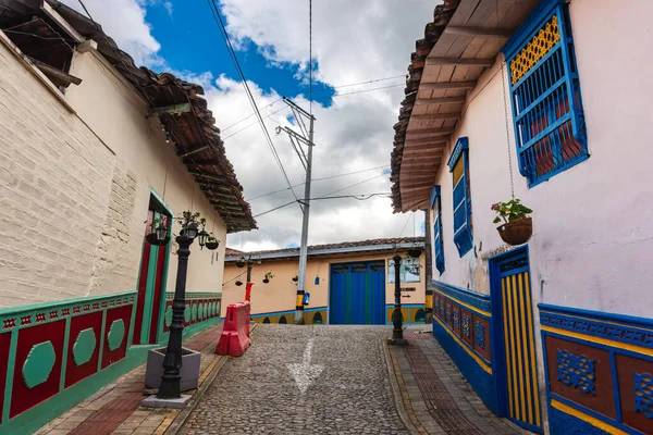 Guatape Colombia Abril 2019 Casas Coloridas Clima Nublado Imagen Hdr — Foto de Stock