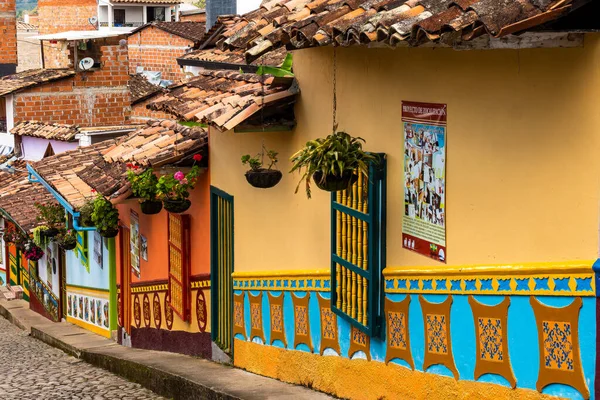 Guatape, Kolombiya - Nisan 2019: Bulutlu havada renkli evler, HDR resmi