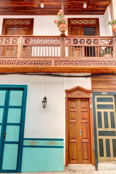 コロンビアのジャルダン 2019年5月 コロンビアのジャルダンにある歴史的な植民地時代の家は ユニークな建築様式と活気ある色で町の文化遺産を紹介しています — ストック写真
