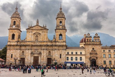 Bogota, Kolombiya - 1 Haziran 2019: Bulutlu havada tarihi şehir merkezi