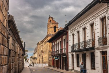 Bogota, Kolombiya - 1 Haziran 2019: Bulutlu havada tarihi şehir merkezi