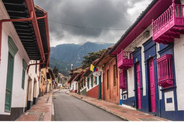 Bogota, Kolombiya - 1 Haziran 2019: Bulutlu havada tarihi şehir merkezi