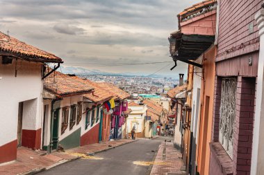 Bogota, Kolombiya - 1 Haziran 2019: Bulutlu havada tarihi şehir merkezi