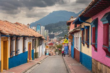 Bogota, Kolombiya - 1 Haziran 2019: Bulutlu havada tarihi şehir merkezi