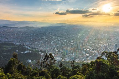 Gün batımında Bogota şehrinin manzarası