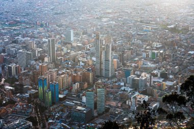 Gün batımında Bogota şehrinin manzarası