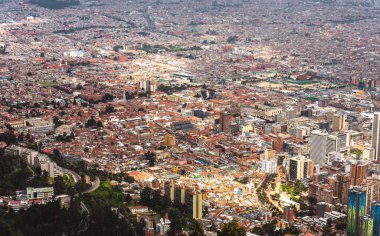 Gün batımında Bogota şehrinin manzarası