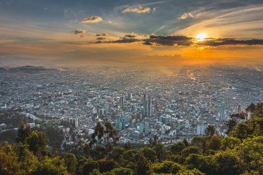 Gün batımında Bogota şehrinin manzarası