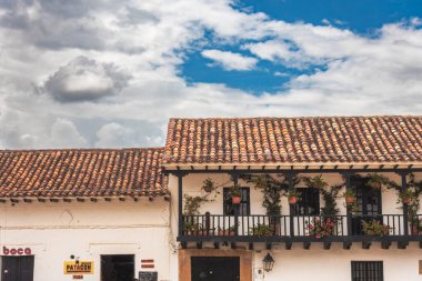 Villa de Leyva, Kolombiya - 20 Nisan 2019: Bulutlu bir günde tarihi binaların güzel manzarası. 