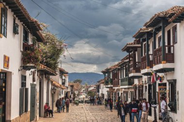 Villa de Leyva, Kolombiya - 20 Nisan 2019: Bulutlu bir günde tarihi binaların güzel manzarası. 