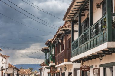 Villa de Leyva, Kolombiya - 20 Nisan 2019: Bulutlu bir günde tarihi binaların güzel manzarası. 