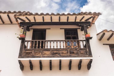 Villa de Leyva, Kolombiya - 20 Nisan 2019: Bulutlu bir günde tarihi binaların güzel manzarası. 