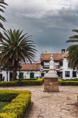 Villa de Leyva, Kolombiya - 20 Nisan 2019: Bulutlu bir günde tarihi binaların güzel manzarası. 