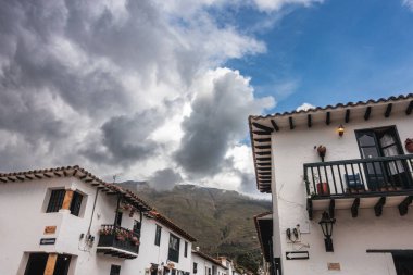 Villa de Leyva, Kolombiya - 20 Nisan 2019: Bulutlu bir günde tarihi binaların güzel manzarası. 