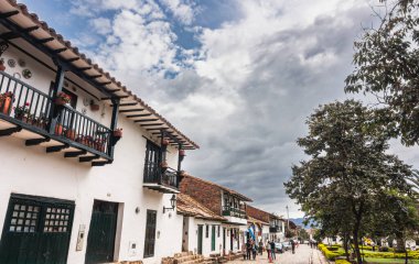 Villa de Leyva, Kolombiya - 20 Nisan 2019: Bulutlu bir günde tarihi binaların güzel manzarası. 