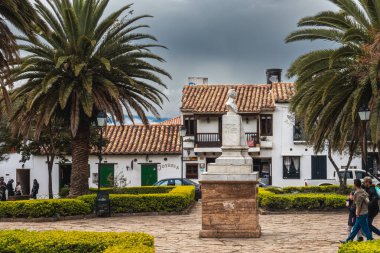 Villa de Leyva, Kolombiya - 20 Nisan 2019: Bulutlu bir günde tarihi binaların güzel manzarası. 