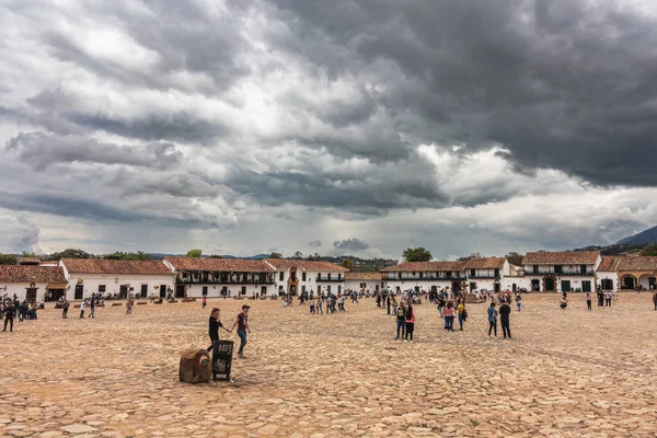 Villa Leyva Колумбія Квітня 2019 Туристи Зупинилися Майдані Історичного Міста — стокове фото