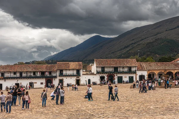Villa Leyva Colombia April 2019 在多云的日子里 游客们住在历史名城的广场上 — 图库照片