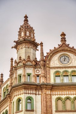 Budapeşte, Macaristan 'daki Brudern House' da Paris Mahkemesi. Yay pencereli ve inanılmaz detayları olan eski ve tarihi bir otel binası..