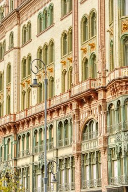 Budapeşte, Macaristan 'daki Brudern House' da Paris Mahkemesi. Yay pencereli ve inanılmaz detayları olan eski ve tarihi bir otel binası..