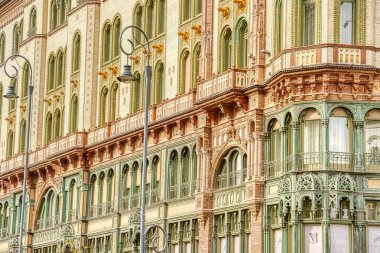 Budapeşte, Macaristan 'daki Brudern House' da Paris Mahkemesi. Yay pencereli ve inanılmaz detayları olan eski ve tarihi bir otel binası..