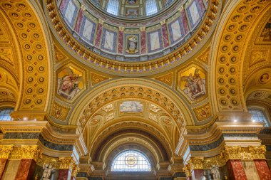 Budapeşte, Macaristan - 05 Kasım 2022: St. Stephen 's Bazilika Kilisesi' nin iç manzarası