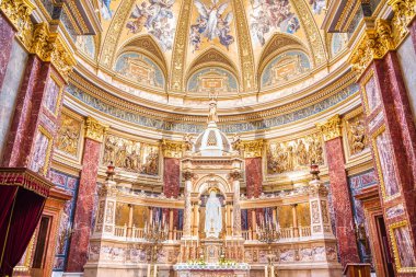 Budapeşte, Macaristan - 05 Kasım 2022: St. Stephen 's Bazilika Kilisesi' nin iç manzarası