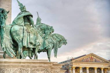 Budapeşte, Macaristan - 05 Kasım 2022: Sonbaharda tarihi kent simgeleri ve mimari mirası, HDR Resim