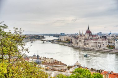 Budapeşte, Macaristan - 05 Kasım 2022: Sonbaharda tarihi kent simgeleri ve mimari mirası, HDR Resim