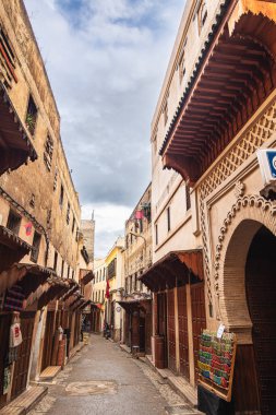 Fez, Fas - 22 Ocak 2020: Fas 'ın tarihi şehir binalarının zengin mimari mirasını sergileyen manzarası