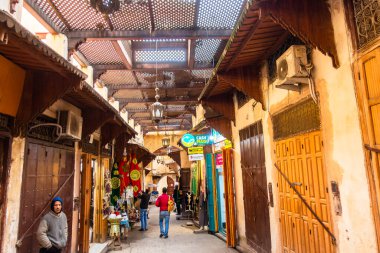 Fez, Fas - 22 Ocak 2020: Fas 'ın tarihi şehir binalarının zengin mimari mirasını sergileyen manzarası