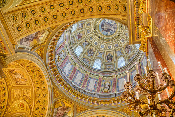 Будапешт, Венгрия - 05 ноября 2022 года: Внутренний вид на церковь Св. Стефана