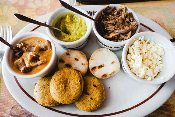 餐馆白盘上传统哥伦比亚食品的特写 — 图库照片