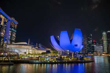 Singapur, Singapur - 7 Temmuz 2023: Gece şehrin güzel manzarası.