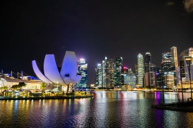 Singapur, Singapur - 7 Temmuz 2023: Gece şehrin güzel manzarası.