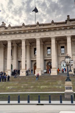 Melbourne, Avustralya - 1 Ağustos 2023: Bulutlu havada tarihi şehir merkezi, HDR resmi