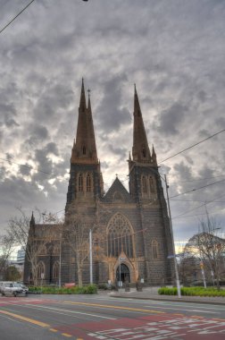 Melbourne, Avustralya - 1 Ağustos 2023: Bulutlu havada tarihi şehir merkezi, HDR resmi