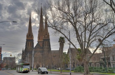 Melbourne, Avustralya - 1 Ağustos 2023: Bulutlu havada tarihi şehir merkezi, HDR resmi