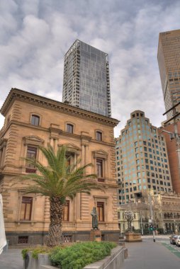 Melbourne, Avustralya - 1 Ağustos 2023: Bulutlu havada tarihi şehir merkezi, HDR resmi