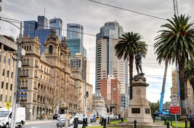 Melbourne, Avustralya - 1 Ağustos 2023: Bulutlu havada tarihi şehir merkezi, HDR resmi