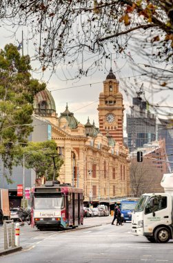 Melbourne, Avustralya - 1 Ağustos 2023: Bulutlu havada tarihi şehir merkezi, HDR resmi