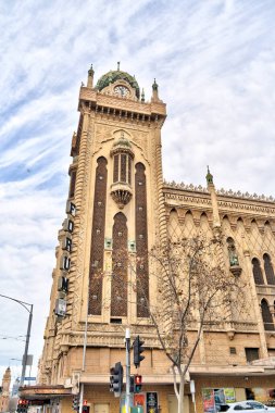 Melbourne, Avustralya - 1 Ağustos 2023: Bulutlu havada tarihi şehir merkezi, HDR resmi
