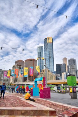 Melbourne, Avustralya - 1 Ağustos 2023: Bulutlu havada tarihi şehir merkezi, HDR resmi