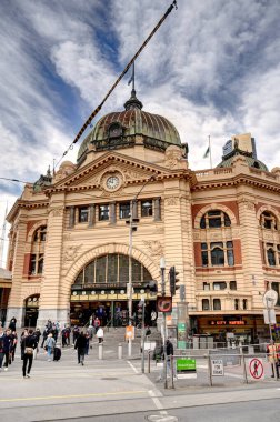 Melbourne, Avustralya - 1 Ağustos 2023: Bulutlu havada tarihi şehir merkezi, HDR resmi