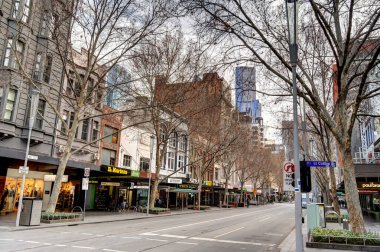 Melbourne, Avustralya - 1 Ağustos 2023: Bulutlu havada tarihi şehir merkezi, HDR resmi